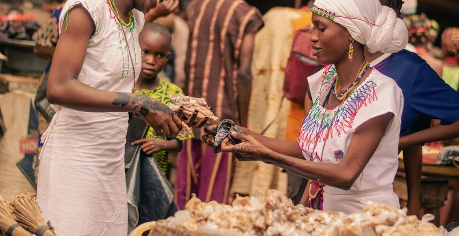 Échange de produits entre revendeuses sur un marché africain